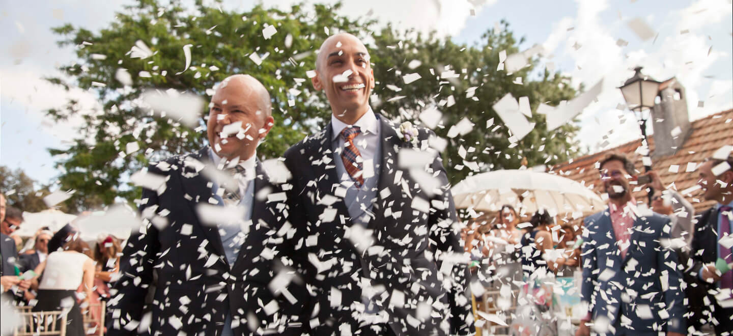 1440 confetti shower Juan Manuel and Reyes gay wedding Spain by Vamonos de Bodorrio Gay destination wedding 1