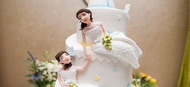 Ale And Eva Real Lesbian Wedding Cake Copyright Paola De Paola Photography Via The Gay Wedding Guide 3 5 380X174