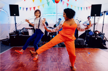 Anna Steph First Dance Lesbian Wedding Ideas Image By Marianne Chua Ltd Via The Gay Wedding Guide 2 5 348X230