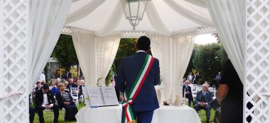 Antonino Talks To Guests At Gay Wedding Celebrant Italy Tonigar Ceremony By Antonino Via Gay Wedding Guide 6 380X174