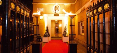 Banqueting House Exterior Courtyard Photo A Royal Palace Wedding Venue In London Via The Gay Wedding Guide 9 380X174