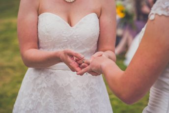 Mel Laura Gayweddingguide 29 3 5 344X230