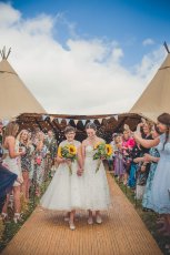 Mel Laura Gayweddingguide 33 3 5 153X230