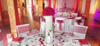 Red Roses Museum Of London Docklands City Museum Wedding Venue London Reception Layout Gay Wedding Guide 9 380X174