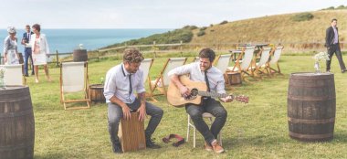 Acoustic Singers On The Lawn