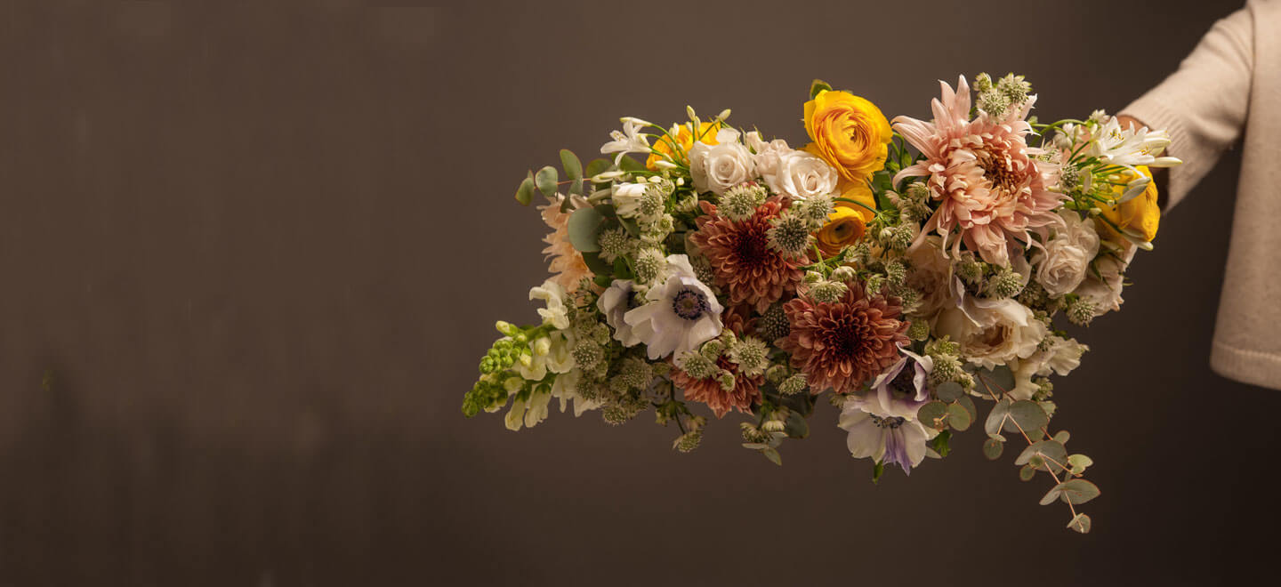 brownb luxury wedding flowers vase by london florist shilpa reddy gay wedding guide 6