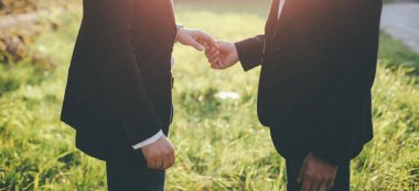 Orchestra Weddings Schermata Gay Couple Holding Hands In The Sunset 6 380X174