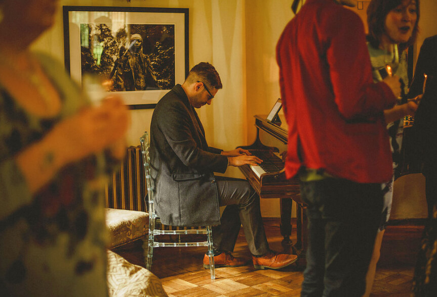 pianist at ant and marcs wedding image copyright howell jones photography via gay wedding guide 1 5