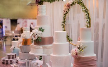 Wedding Cake Stand Demo At The Wedding Scene 6 368X229