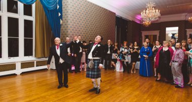 Wedding Dance Vince And Georges Pink Wedding Berkshire Photographed By Gay Wedding Photographer Benjamin Stuart Photography 3 5 380X202