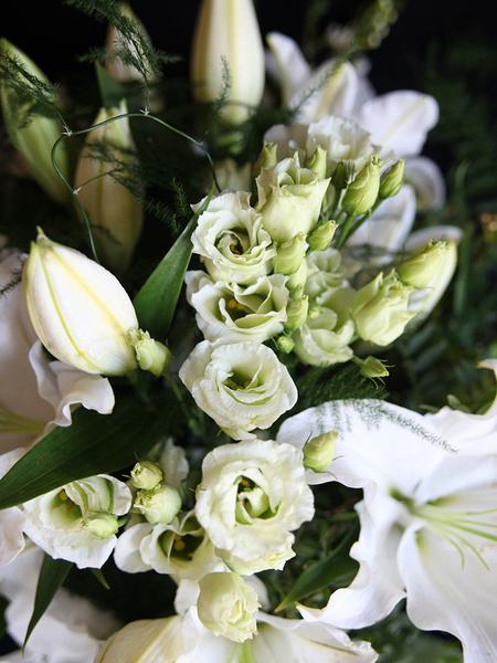white lovely fresh lily bouquet glasgow 2 grande 2