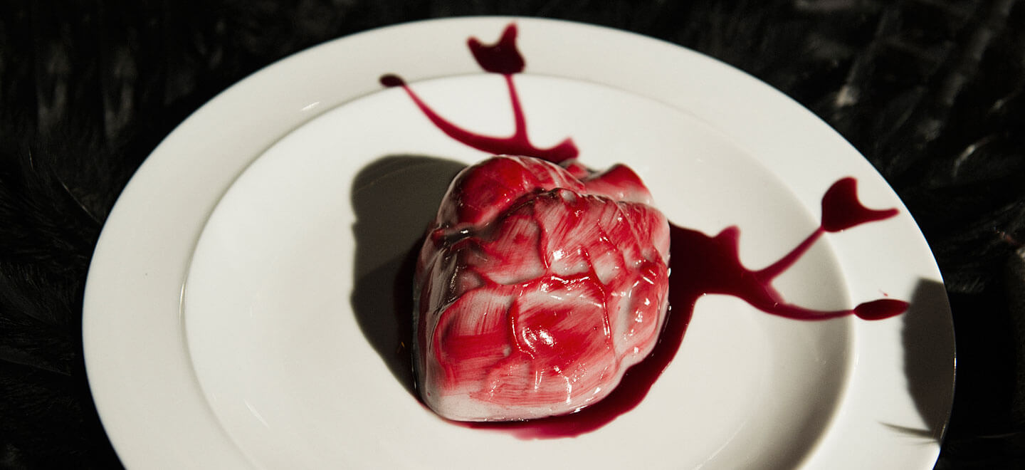 Hanibal Heart Cake By Conjurers Kitchen Spooky Halloween Cakes Via The Gay Wedding Guide Image ©Katjaogrinphotograph 2 - Spookiest Wedding Cakes For Freaky Feasts Hanibal Heart Cake By Conjurers Kitchen Spooky Halloween Cakes Via The Gay Wedding Guide Image ©Katjaogrinphotograph 2 - Spookiest Wedding Cakes For Freaky Feasts Gay Wedding Guide