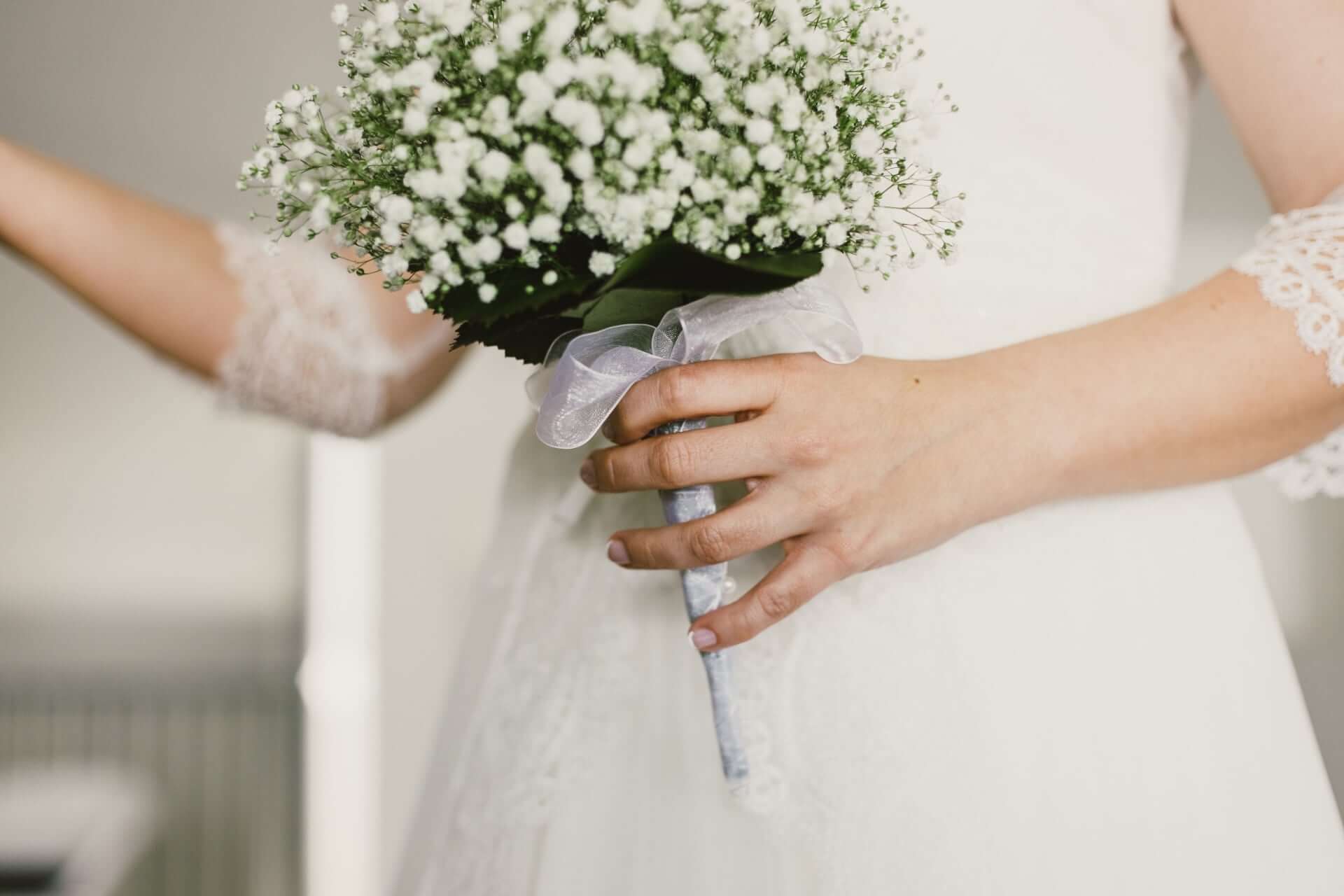 Bride Holding Babys Breath Bouquet 2 - 23 Charming &Amp; Rare Alternative Wedding Bouquets Ideas To Quick-Start Your Creativity Bride Holding Babys Breath Bouquet 2 - 23 Charming &Amp; Rare Alternative Wedding Bouquets Ideas To Quick-Start Your Creativity Gay Wedding Guide