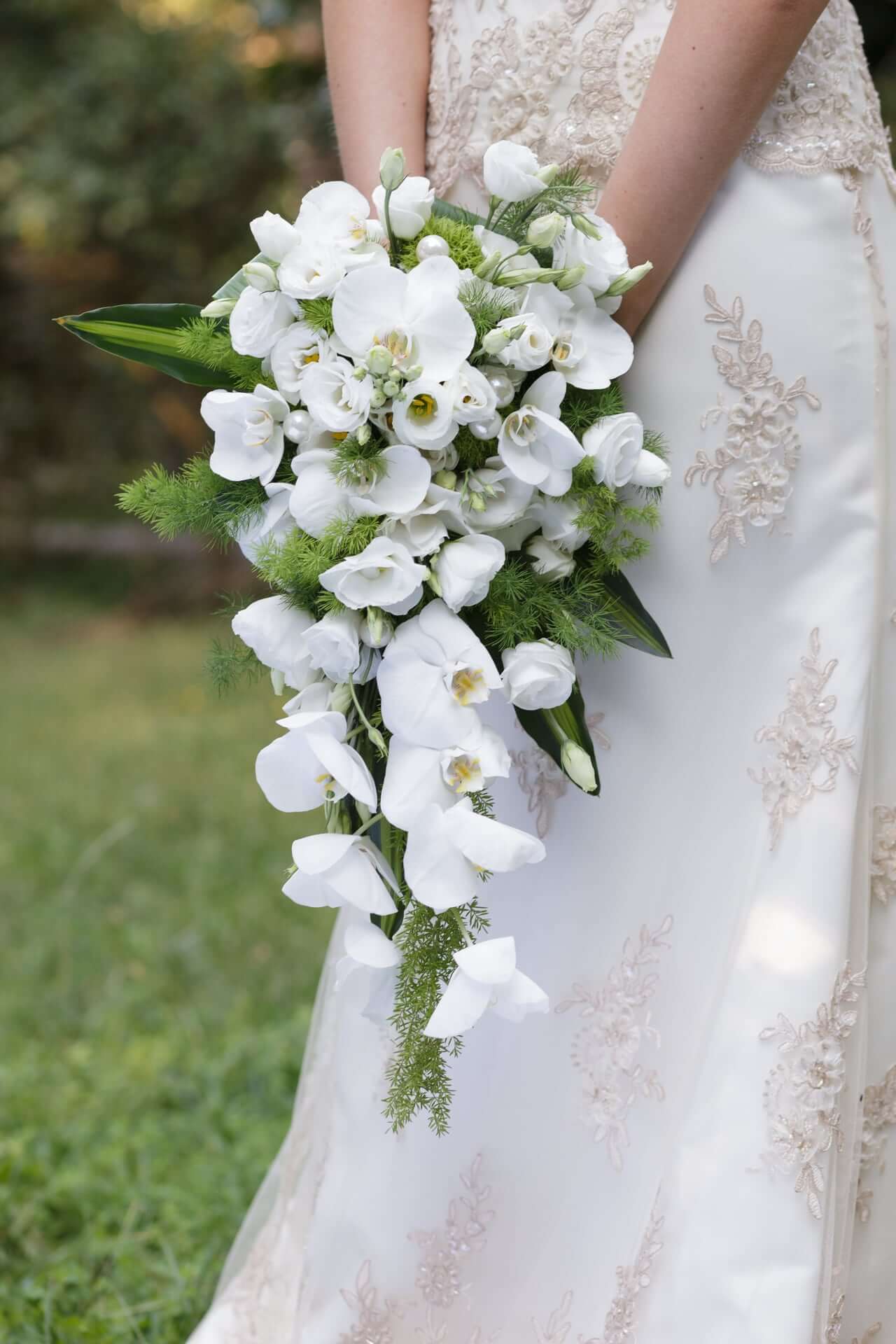 Hanging Bouquet 2 - 23 Charming &Amp; Rare Alternative Wedding Bouquets Ideas To Quick-Start Your Creativity Hanging Bouquet 2 - 23 Charming &Amp; Rare Alternative Wedding Bouquets Ideas To Quick-Start Your Creativity Gay Wedding Guide