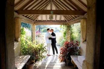 10 Outdoor Wedding Couple At Gravtye Manor East Grinstead 345X230