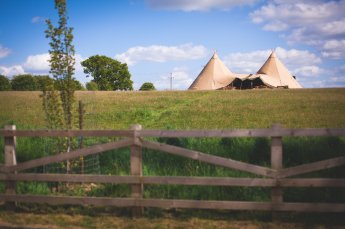 2 Giant Hat Tipis 345X229