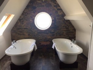 Honeymoon Suite Bathroom 306X230