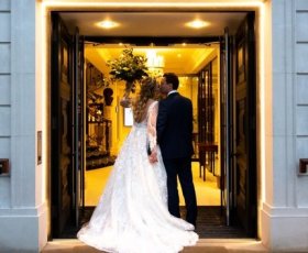 Wedding Couple Butchers Hall Entrance 280X230