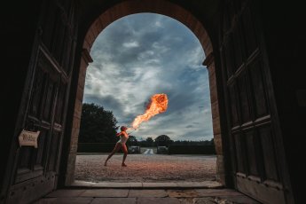 Castle Wedding Fire Breather Kent 001 33 345X230