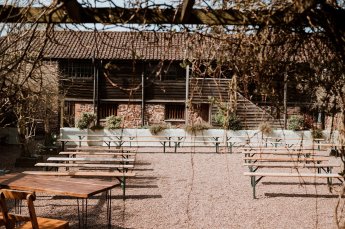 Valleyside Barn Courtyard Ceremony Set Up 345X229