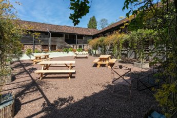 Valleyside Barn Courtyard For Reception Drinks 345X230