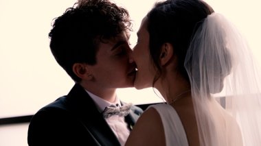 Film.00 01 28 21.Still009 380X213