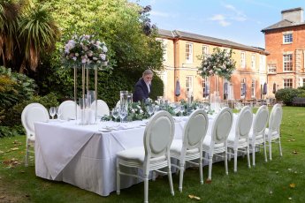 Mdh Ah Weddings Outdoorprivatedining Morganarrangingtable 345X230