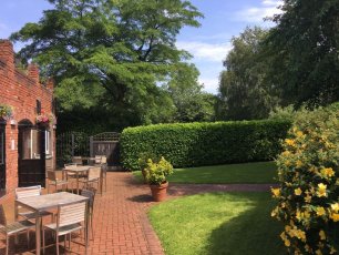 Village Hyde Garden  306X230