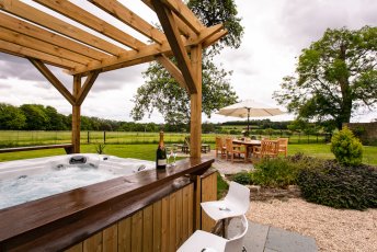 Gloucester Castle Orchardleigh Estate Group Accommodation Hot Tub 344X230