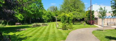 Metropolitan Outside Lawn 380X136