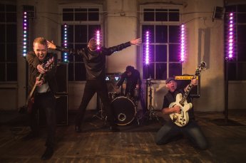 Shakermakerfunctionband4.12.17 1088 1 345X229