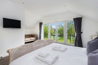 Superking Bedroom 1 Cider Barn 345X230