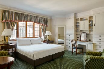 Manor House King 345X230